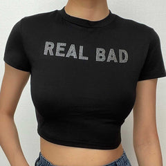 Kurzärmliges Crop-Top „REAL BAD“ mit Perlenbesatz und Rundhalsausschnitt