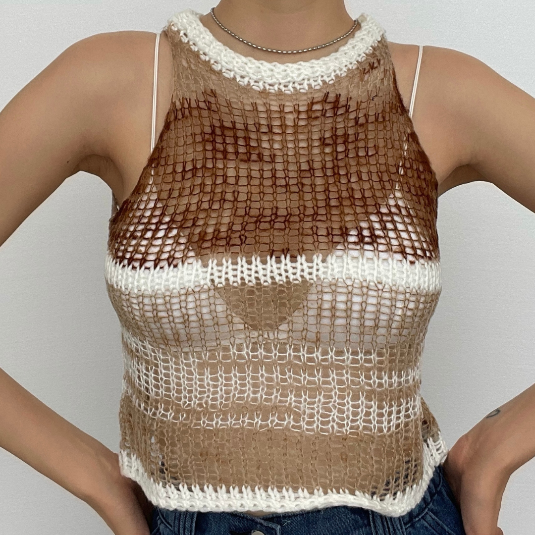 Top corto sin mangas de punto de crochet en contraste