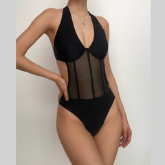 Traje de baño de una pieza sin espalda y con cuello halter cruzado con lazo de malla 