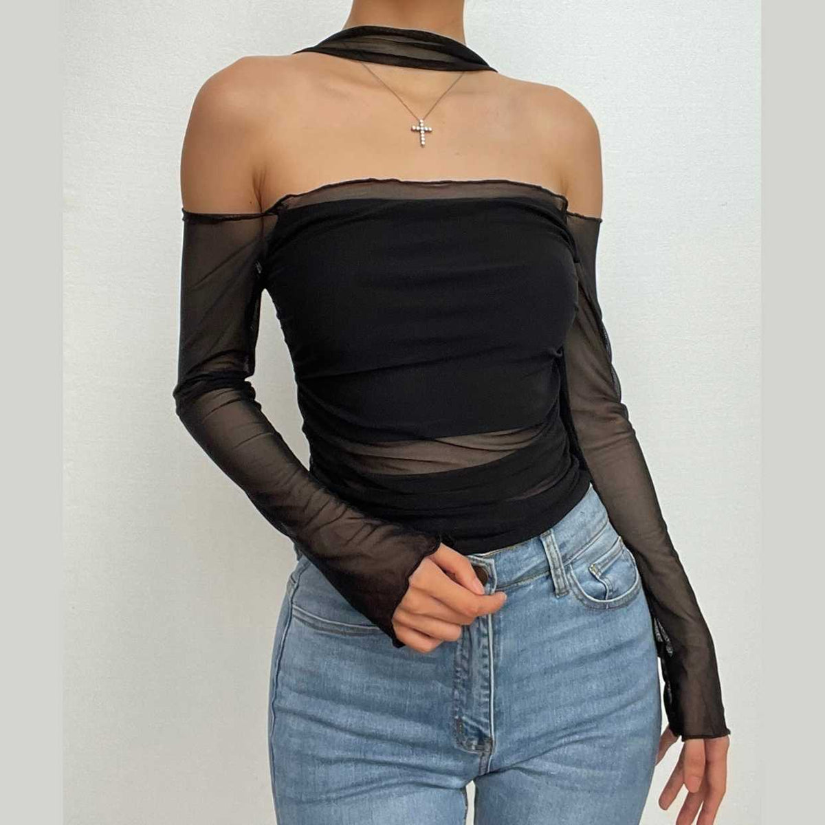 Top de malla lisa de manga larga con cuello halter y hombros descubiertos fruncido