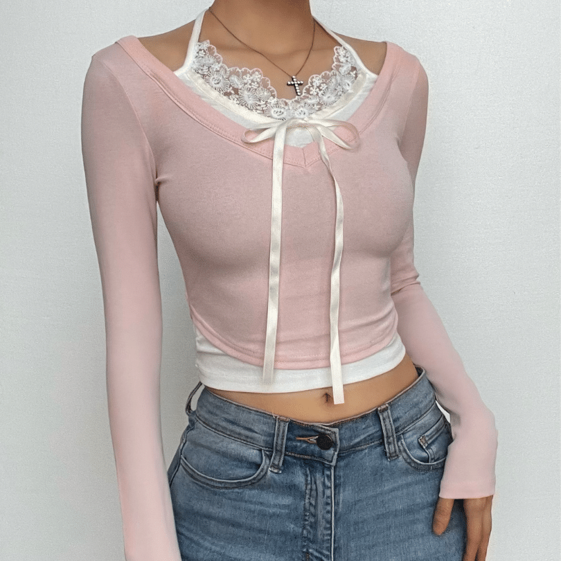 Crop Top mit Neckholder und Patchwork-Muster und langen Ärmeln aus Spitze 