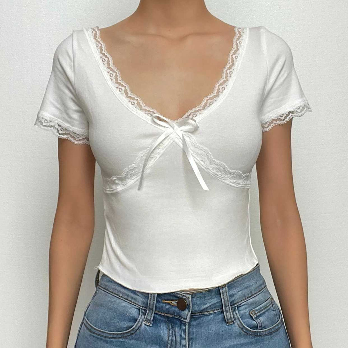 Lace hem solid short sleeve v neck bowknot crop top