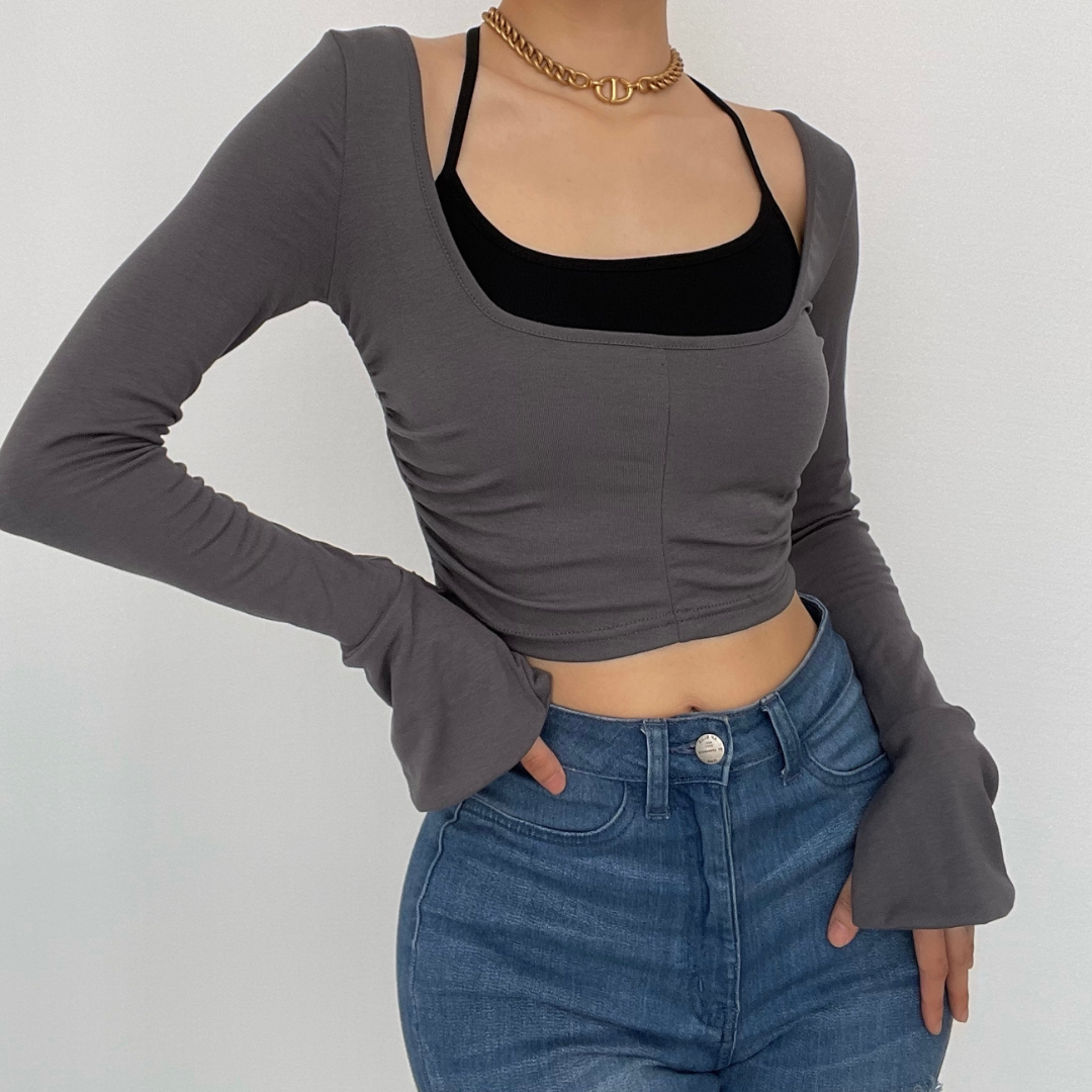 Zweiteiliges Crop-Top mit Schlitz, ausgestellten Ärmeln und Rüschen 