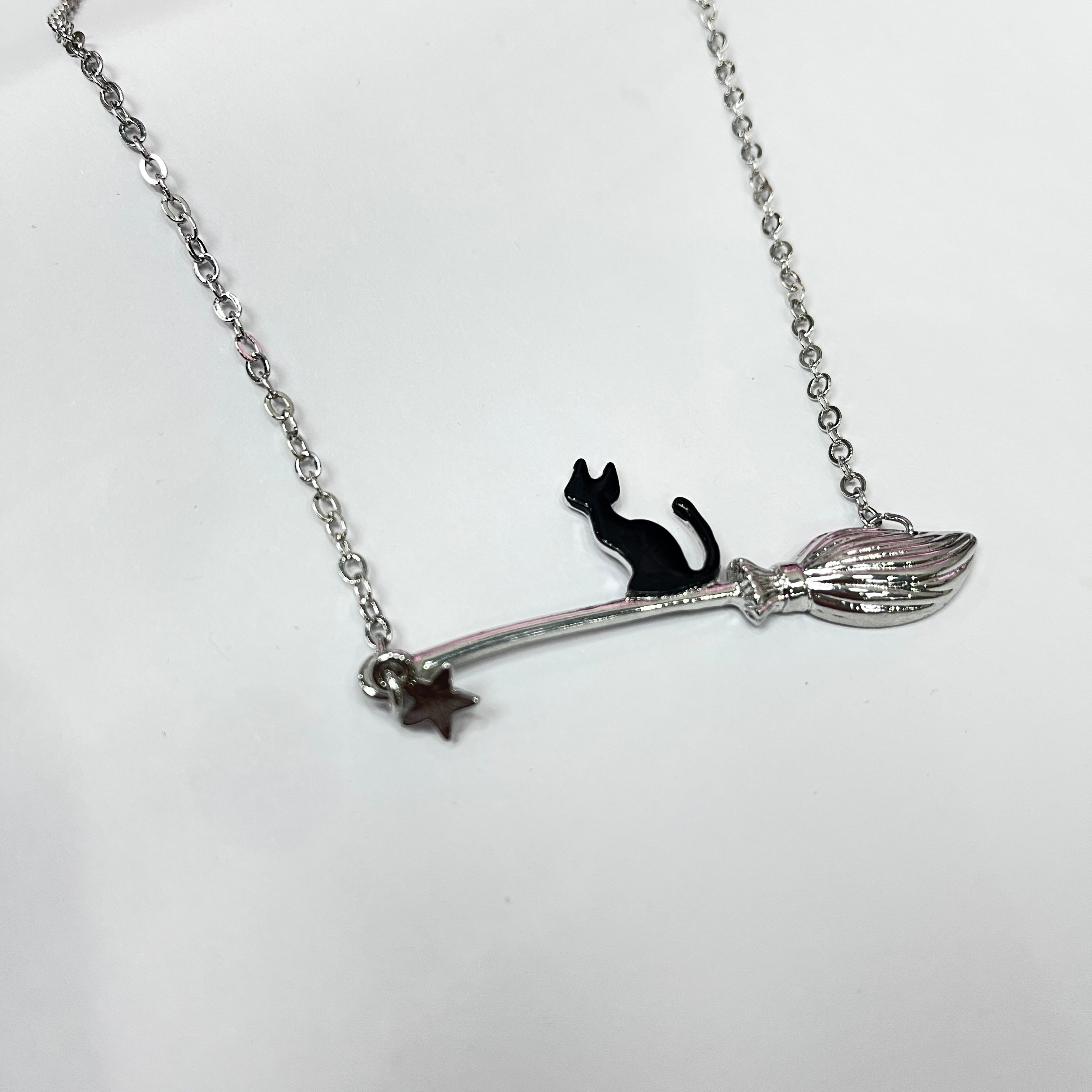 Cat shape broom necklace