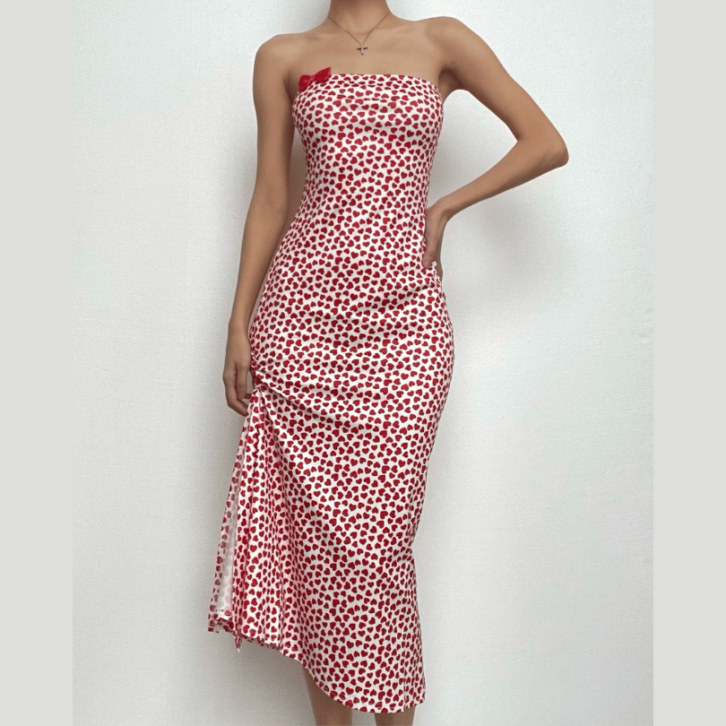 Vestido midi de tubo con espalda descubierta, lazo y abertura en contraste con estampado de corazones 