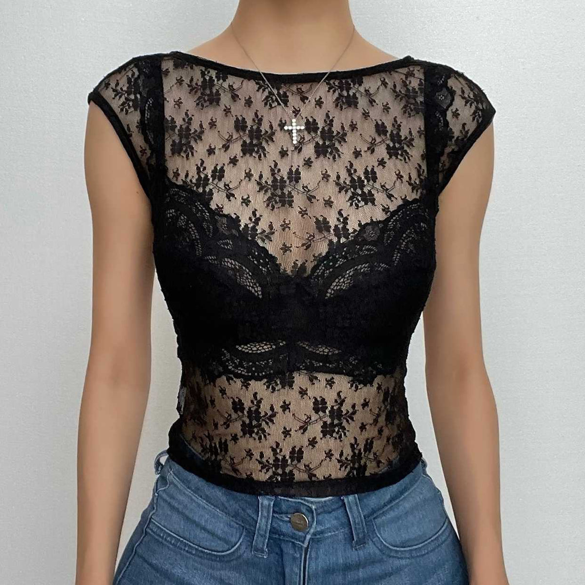 Top corto con cuello halter, espalda descubierta y mangas cortas de encaje transparente 