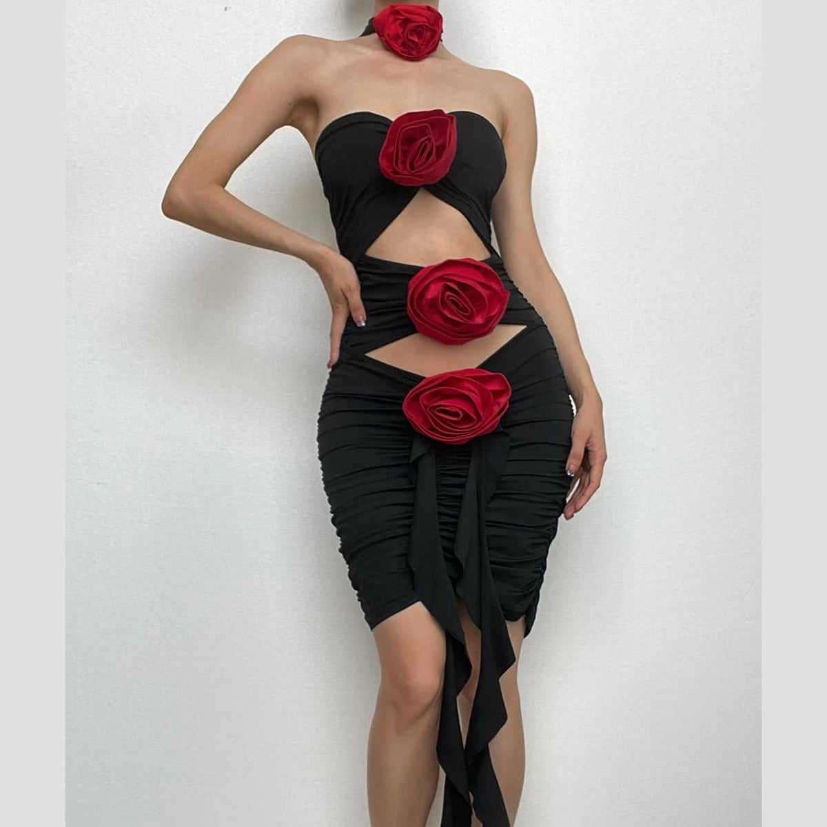 Minikleid mit Blumenapplikation, Hohlsaum und Rüschen in Kontrastfarbe