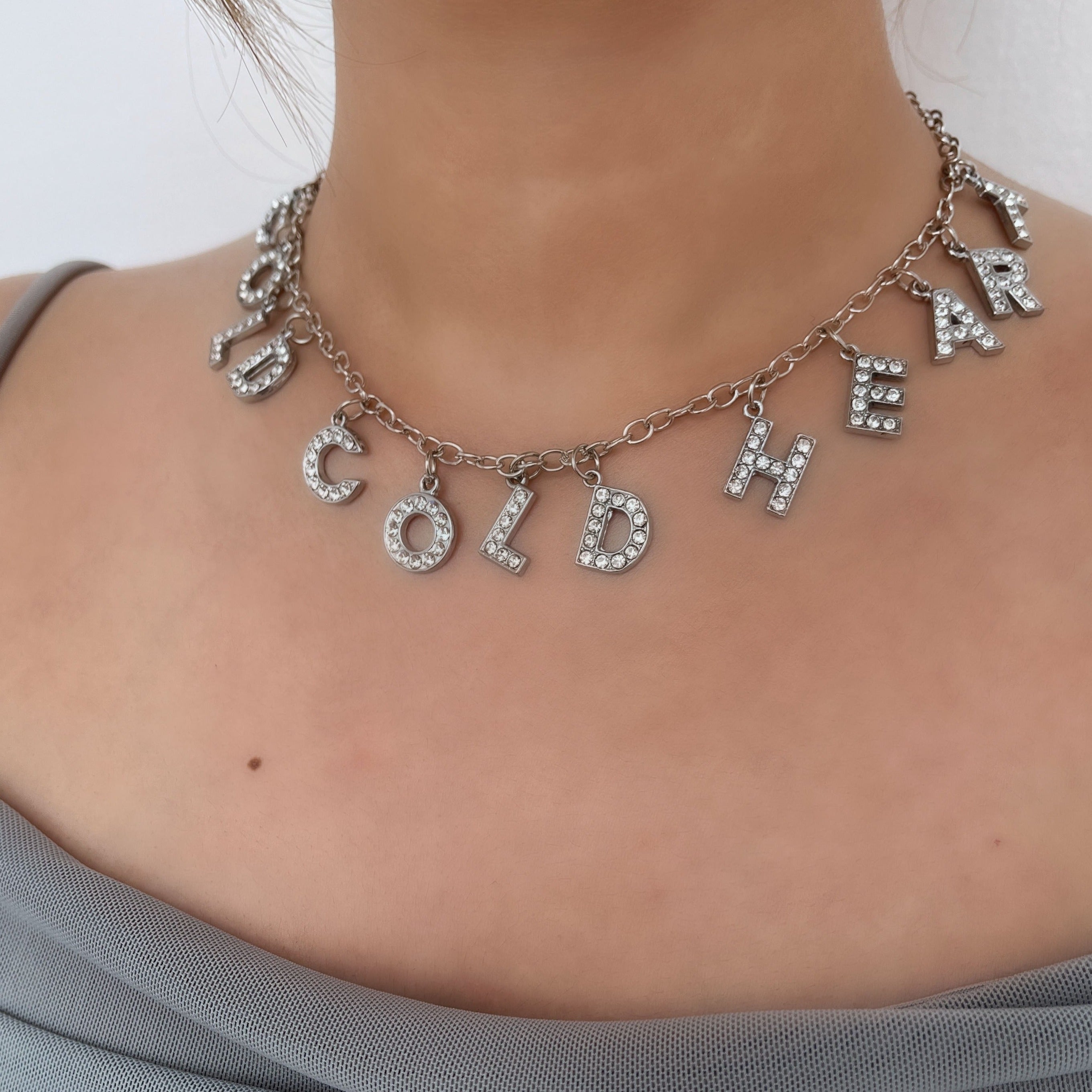 Collar de diamantes de imitación con colgante de personajes 