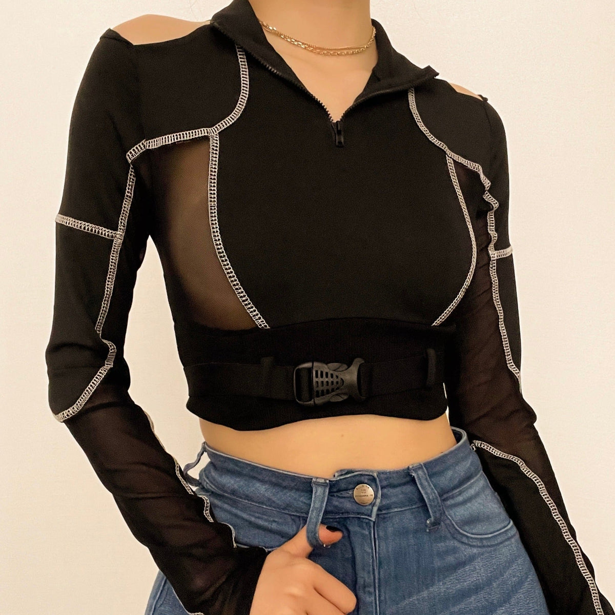 Crop-Top mit hohem Kragen, Reißverschluss und Patchwork-Netzstoff 