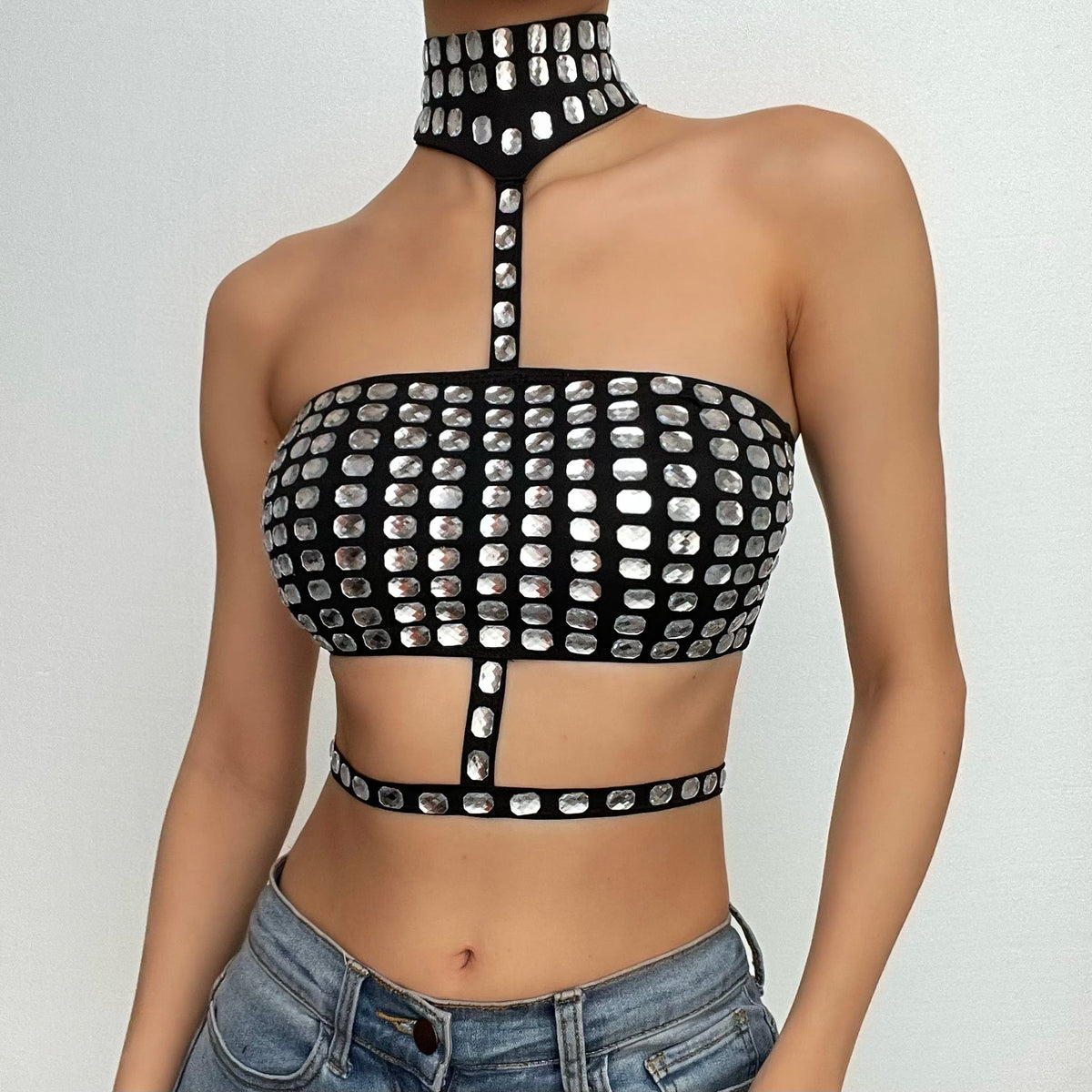 Top corto con espalda descubierta, cuello halter y cuentas en contraste 