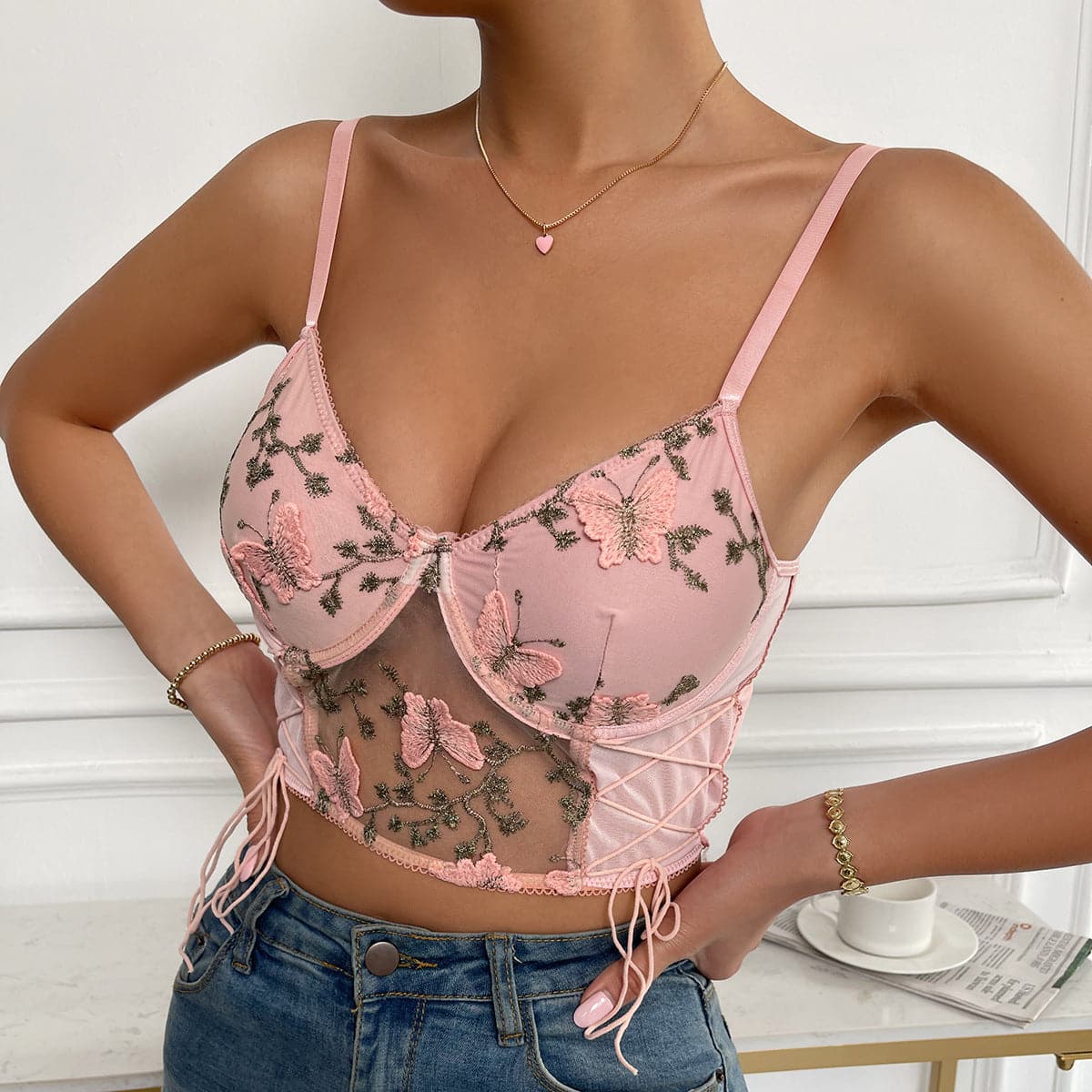 Top camisola acolchado con encaje y corpiño de malla con bordado de mariposas 