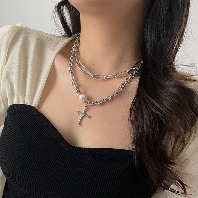 Mehrreihige Choker-Halskette mit Kreuz und Kunstperlen 