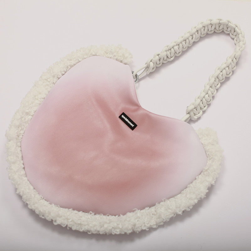 Bolso de hombro con cuadros escoceses en contraste y esponjosos en forma de corazón