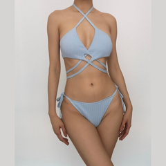 Traje de baño bikini con cuello halter, espalda descubierta y lazo cruzado en la parte delantera