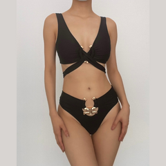 Einfarbiger Bikini mit V-Ausschnitt und selbstbindender Metallapplikation