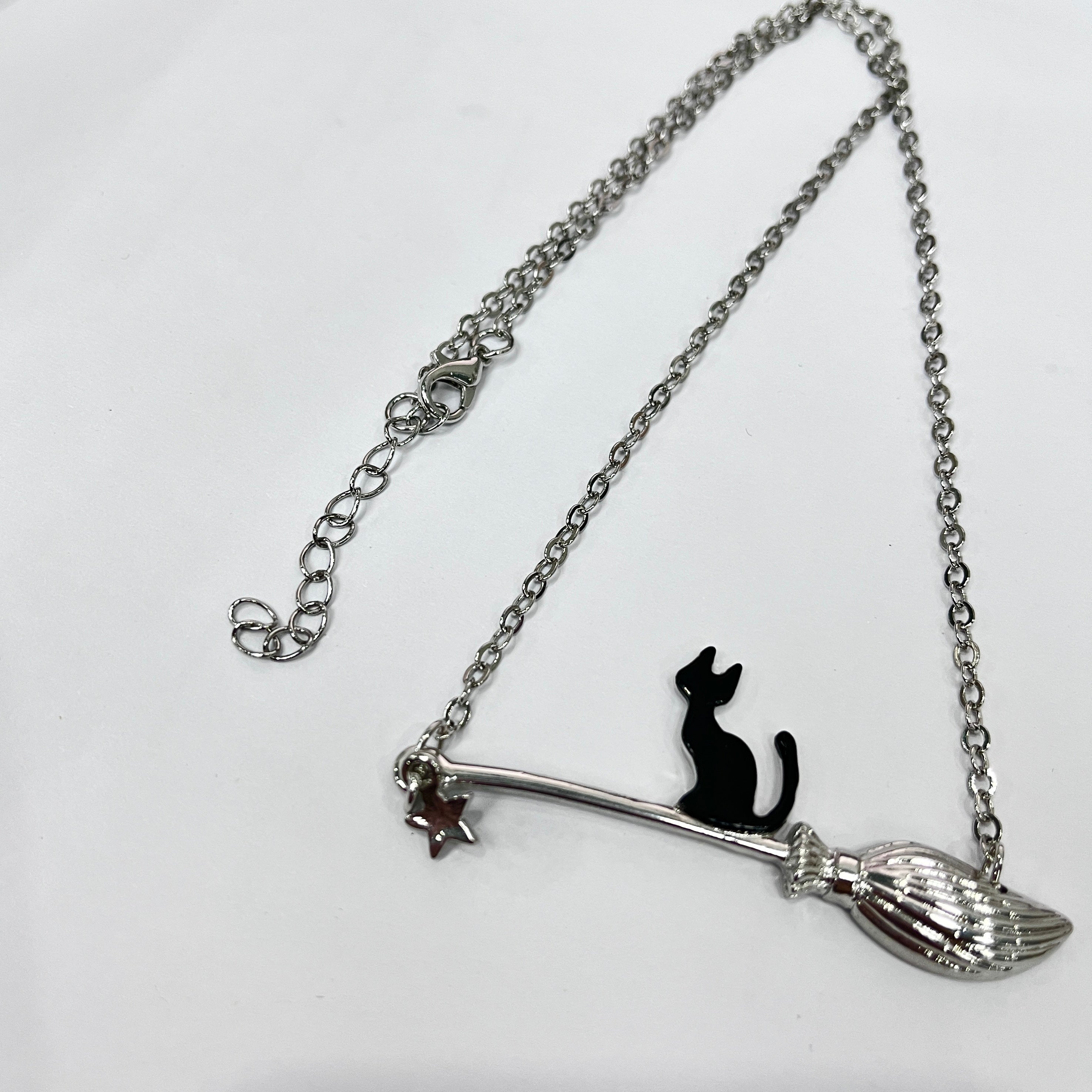 Cat shape broom necklace