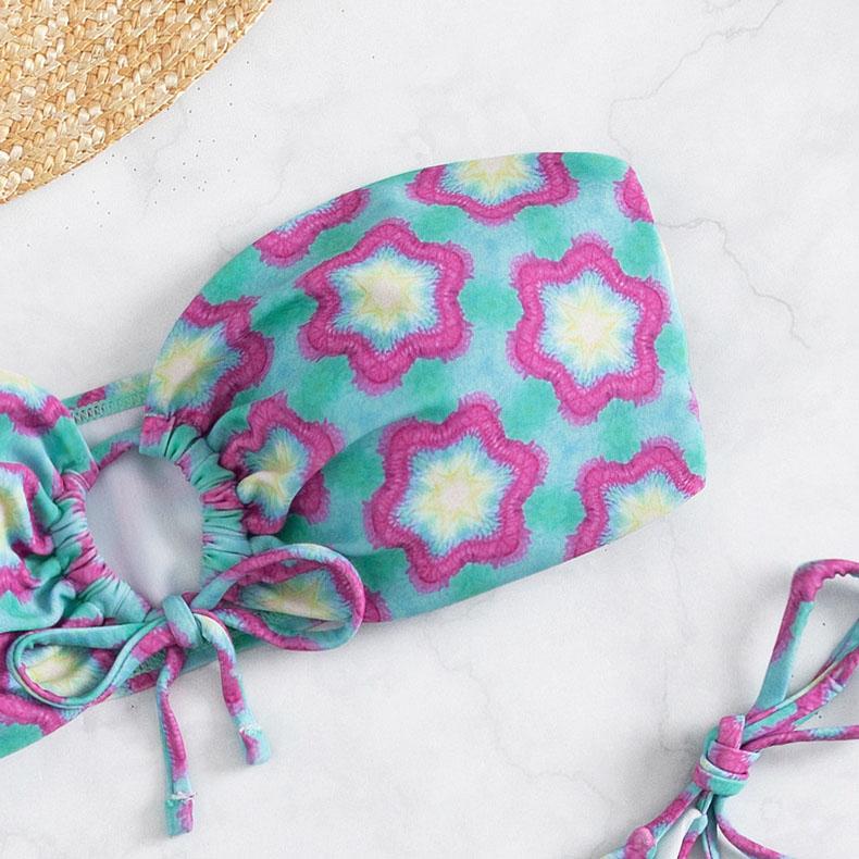 Traje de baño bikini de tubo con relleno y lazo en contraste con estampado floral y aros en O 