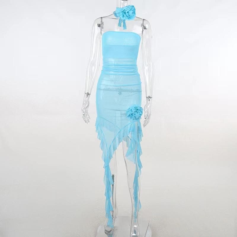 Minikleid aus transparentem Netzstoff mit einfarbigem Schlitz und Blumenapplikation