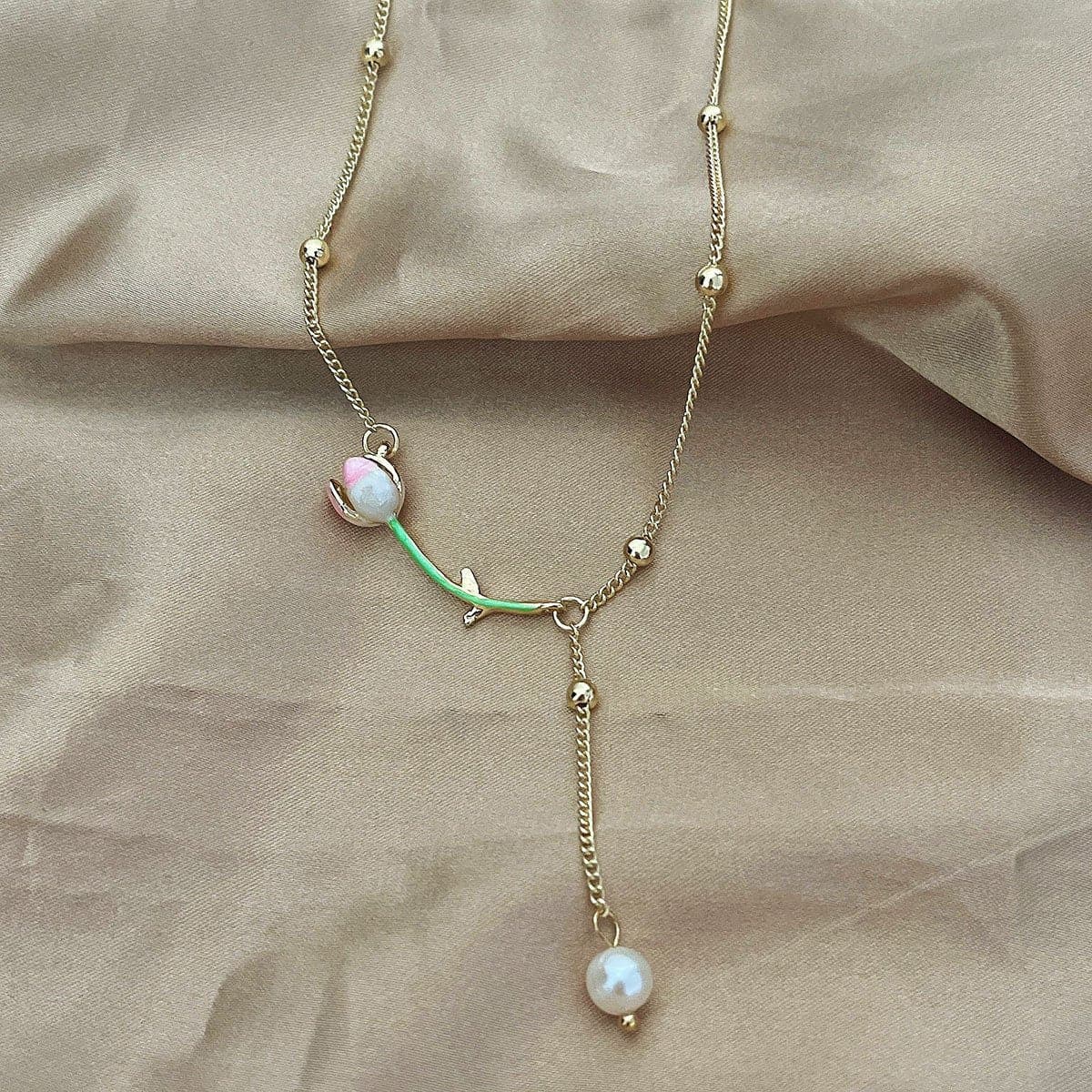 Flower pendant pearl necklace