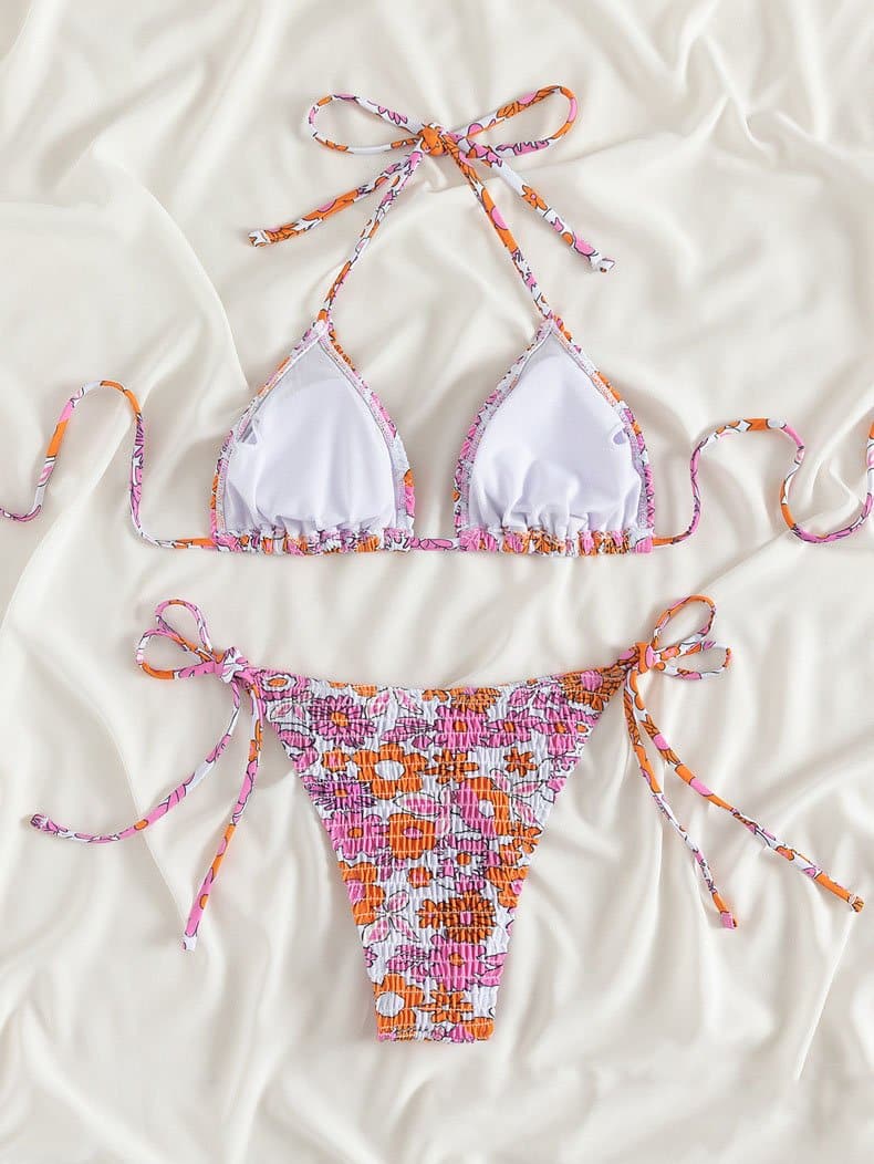 Traje de baño bikini con cuello halter fruncido y estampado floral en contraste con lazo 