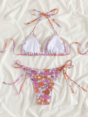 Geraffter Neckholder-Bikini mit kontrastierendem Blumenmuster zum Selbstbinden