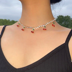 Collar de diamantes de imitación con colgante de cereza 