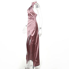 Gerafftes, rückenfreies Maxikleid aus Satin mit Neckholder und Schlitz