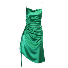 Gerafftes Midikleid aus Satin mit Wasserfallausschnitt, Schlitz