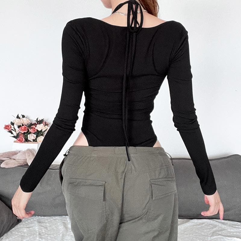 Ausgehöhlter, einfarbiger, langärmliger Neckholder-Bodysuit mit Rüschen 