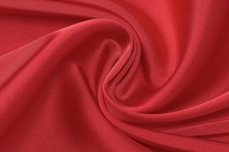 Rückenfreies Maxikleid aus Satin mit gekreuztem Rücken und V-Ausschnitt