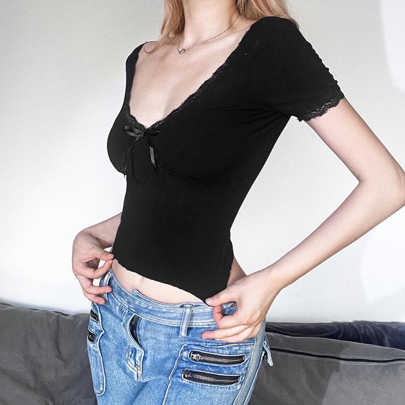 Einfarbiges, kurzärmliges Crop-Top mit V-Ausschnitt und Schleife am Spitzensaum 