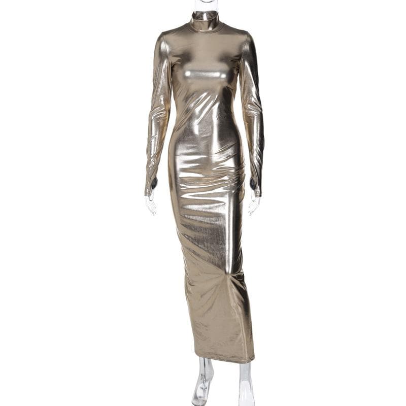 Metallic-Maxikleid mit langen Ärmeln, hohem Kragen und Handschuhen, rückenfrei und gerüscht