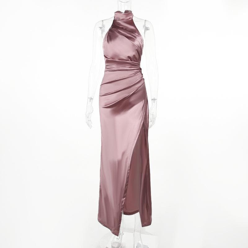 Gerafftes, rückenfreies Maxikleid aus Satin mit Neckholder und Schlitz