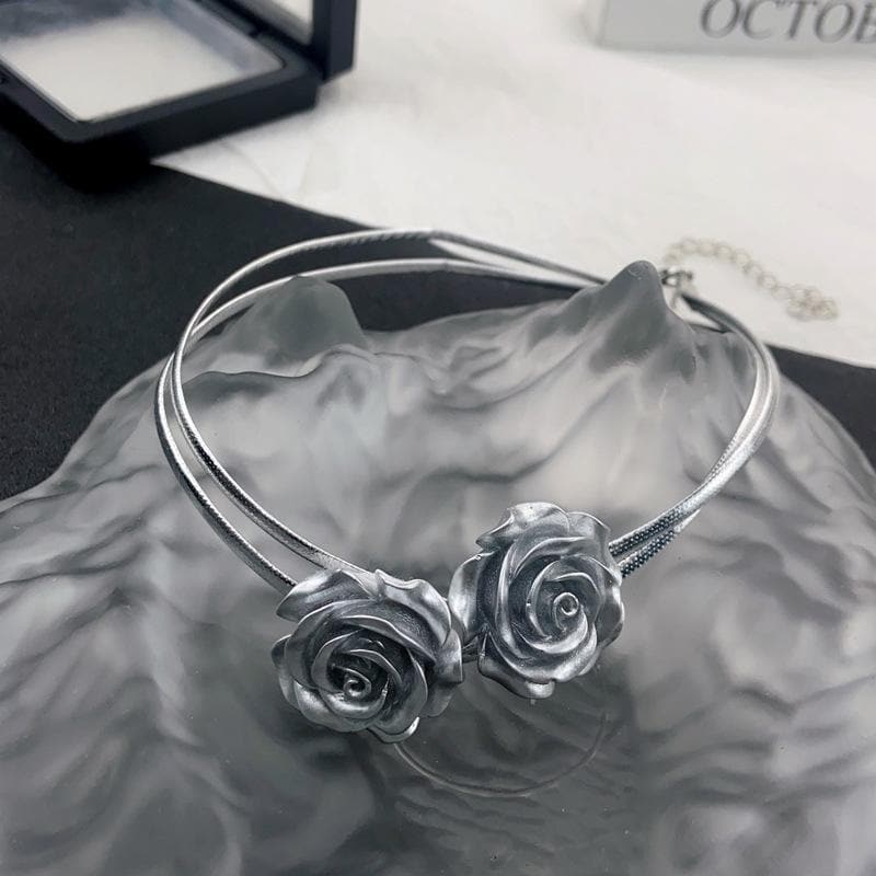 Mehrreihige Choker-Halskette mit Rosenapplikation