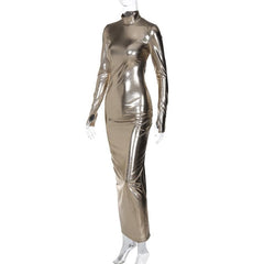 Metallic-Maxikleid mit langen Ärmeln, hohem Kragen und Handschuhen, rückenfrei und gerüscht