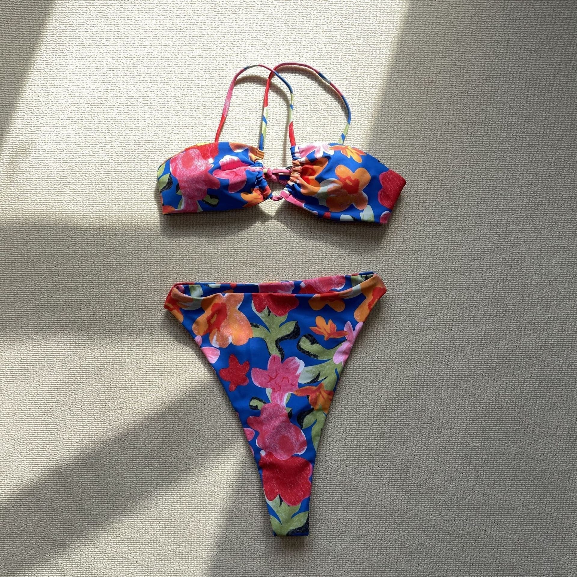 Rückenfreier Bikini mit Blumenmuster und Kontrast-Kreuzrücken