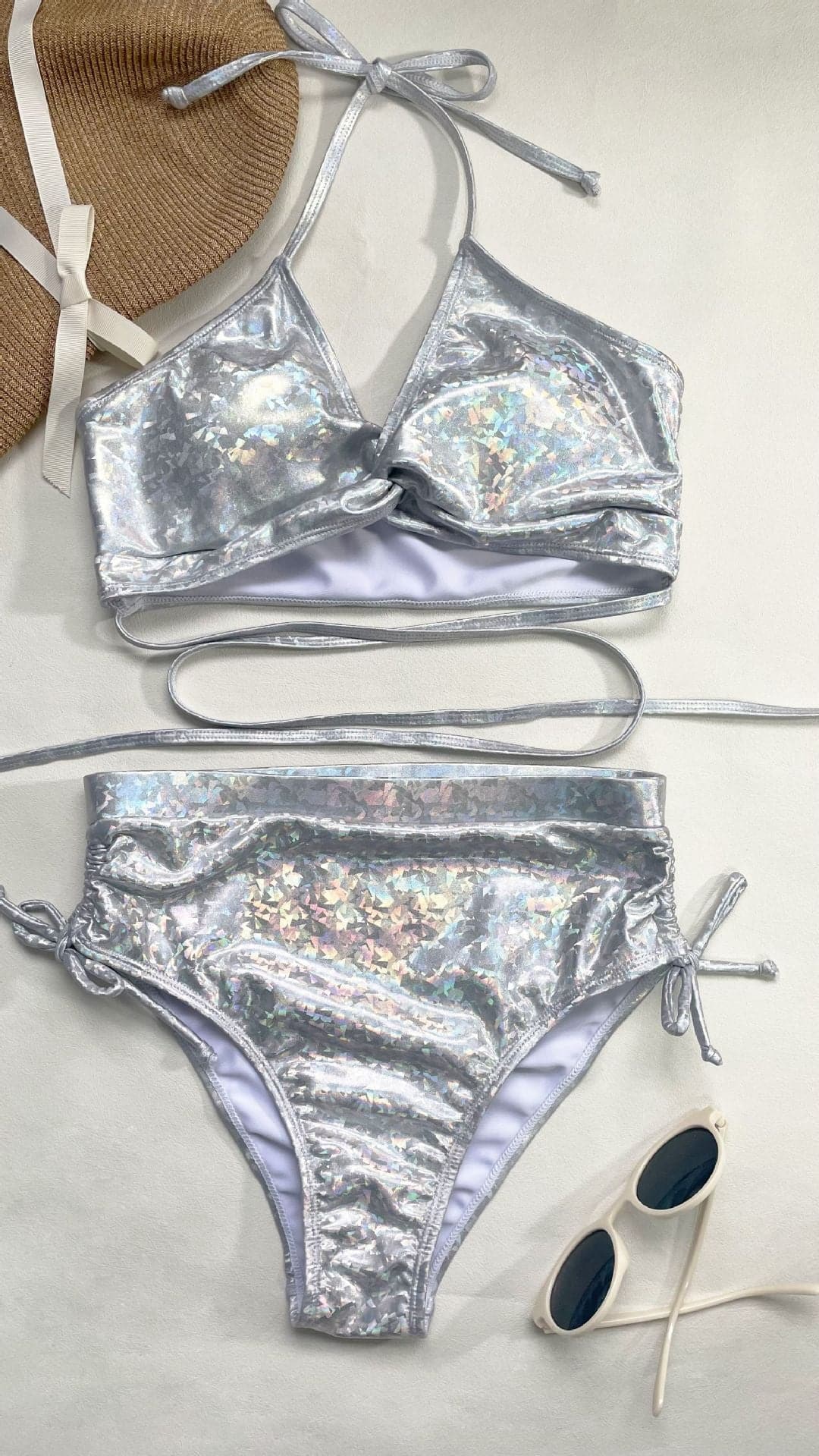 Rückenfreier Bikini mit Neckholder und Kordelzug in Metallic-Optik