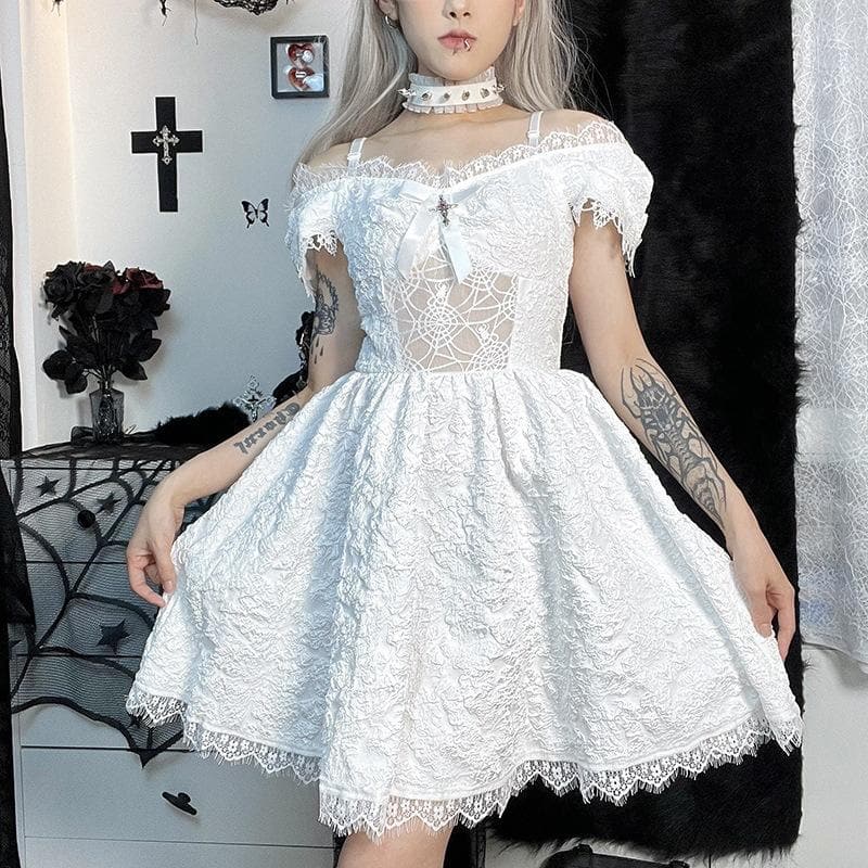 Vestido mini con hombros descubiertos, manga corta, apliques cruzados, lazo y dobladillo de encaje 