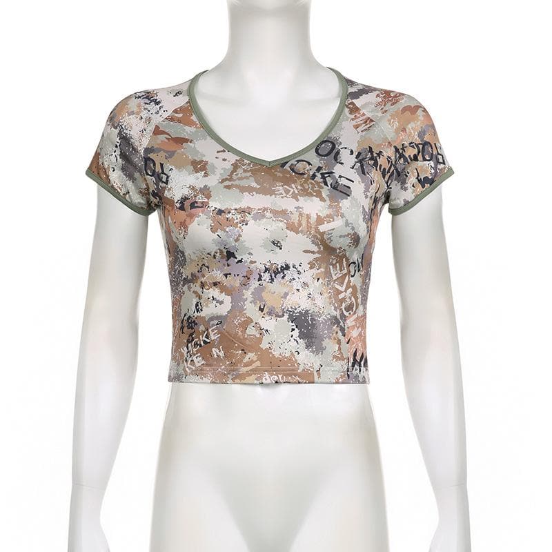 Camouflage-Crop-Top mit V-Ausschnitt und kurzen Ärmeln in Kontrastfarbe