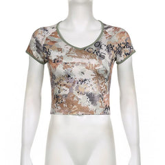 Camouflage-Crop-Top mit V-Ausschnitt und kurzen Ärmeln in Kontrastfarbe