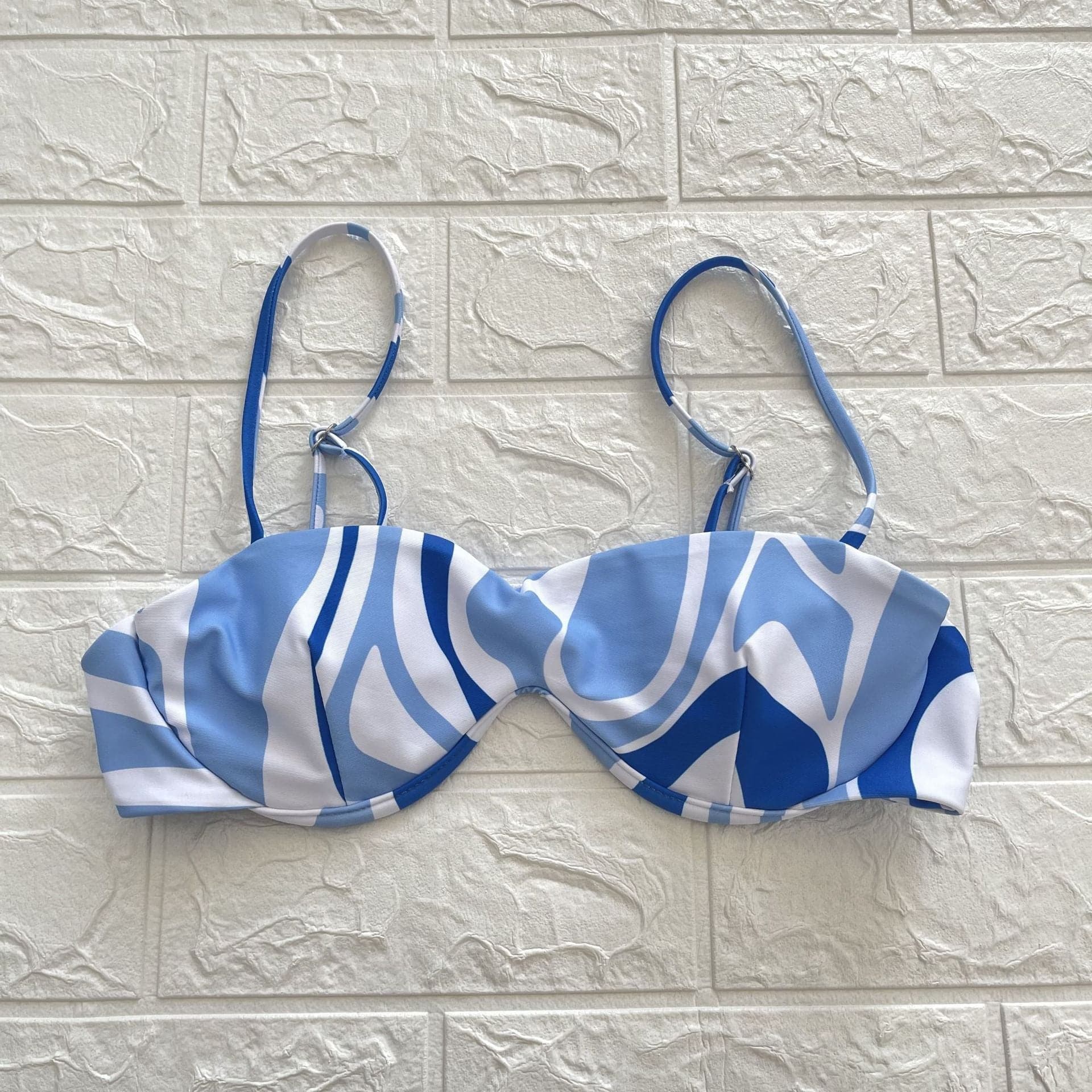 Traje de baño tipo bikini de tirantes con cuello cuadrado y botones y estampado en contraste