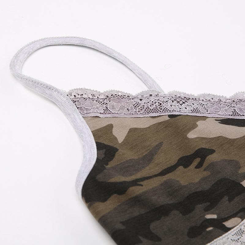 Rückenfreier Camisole-Bodysuit mit Spitzensaum und V-Ausschnitt im Camouflage-Muster 