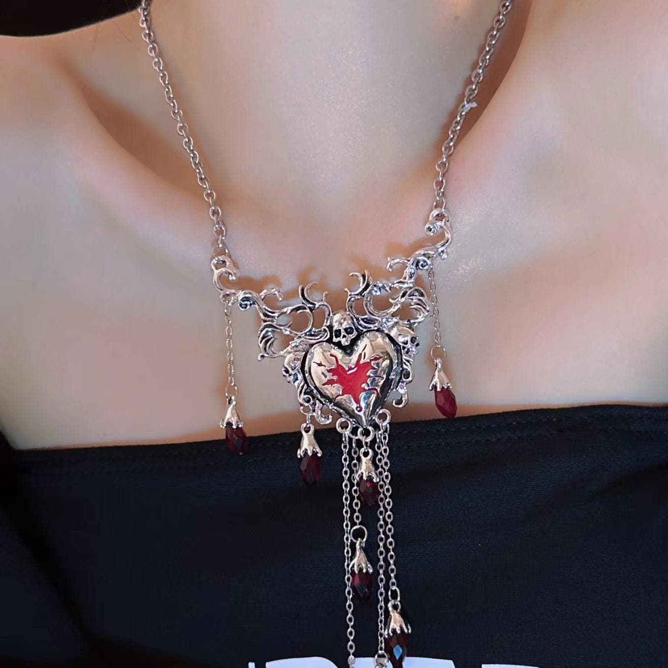 Collar de cadena con borlas y colgante de corazón 