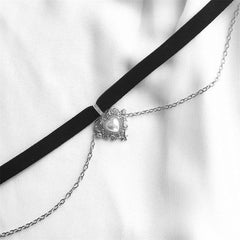 Mehrreihige Choker-Halskette aus Samt mit Herzanhänger 