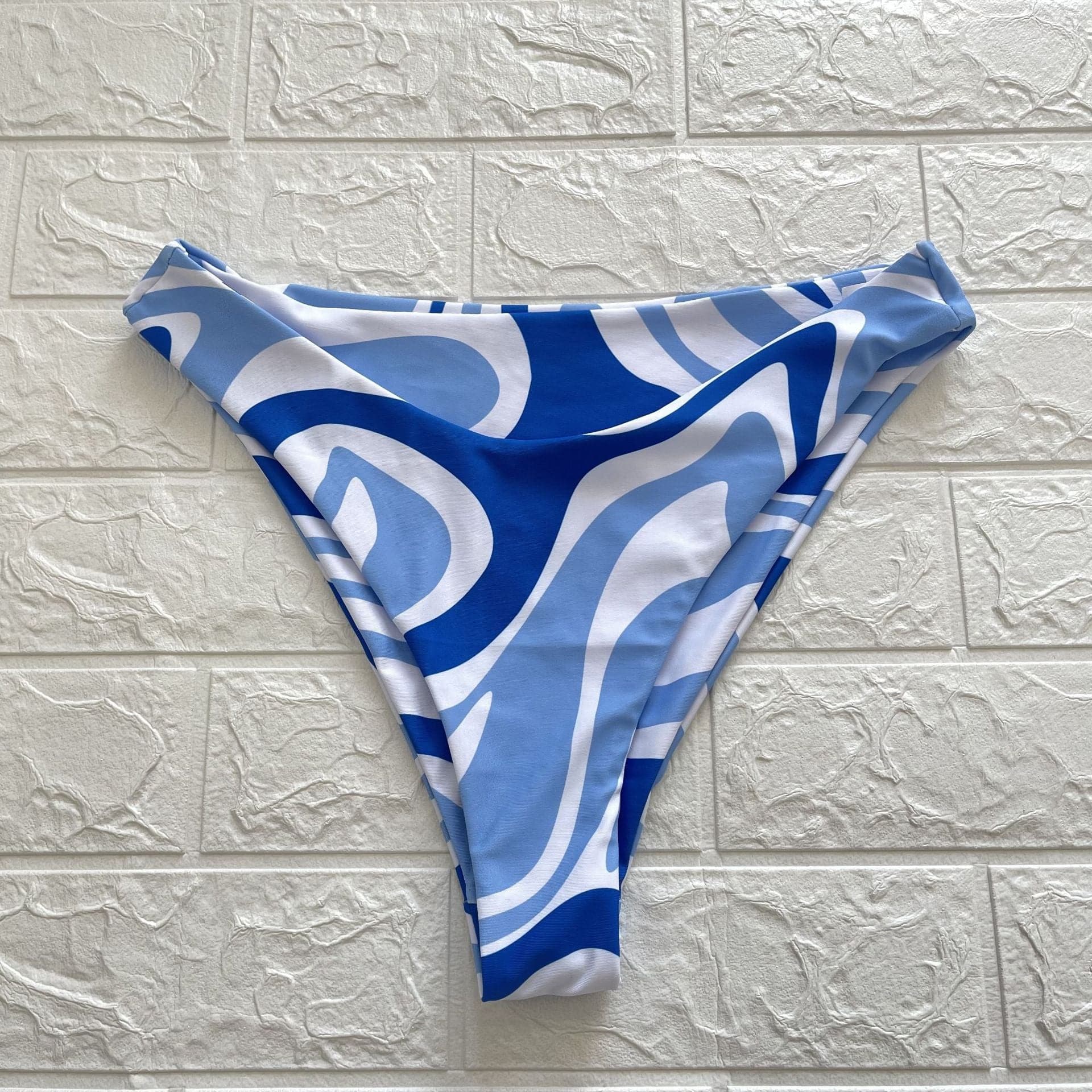 Traje de baño tipo bikini de tirantes con cuello cuadrado y botones y estampado en contraste