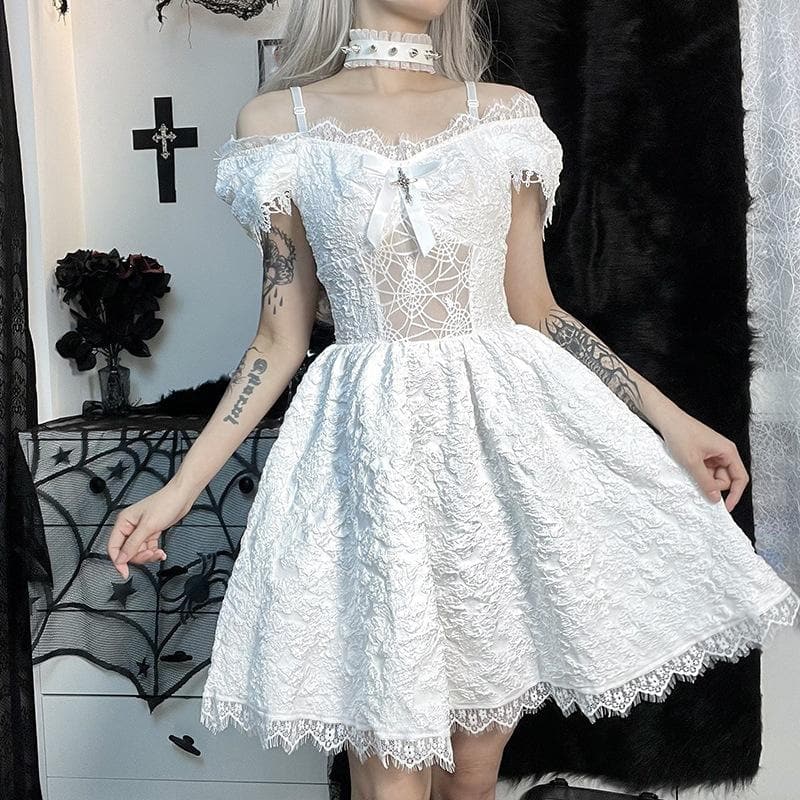 Vestido mini con hombros descubiertos, manga corta, apliques cruzados, lazo y dobladillo de encaje 