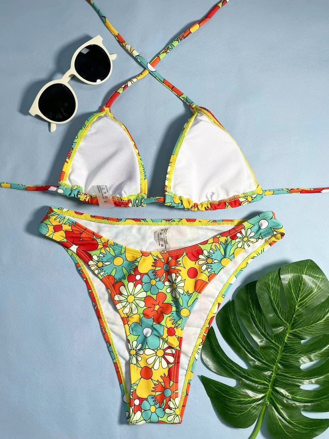 Traje de baño bikini con cuello halter y lazo anudado con estampado de flores en contraste 