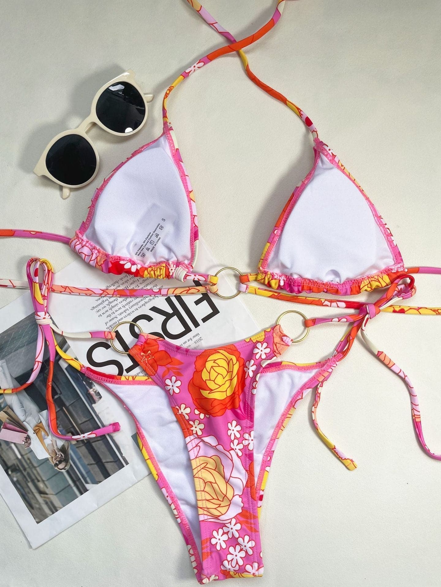 Gepolsterter Bikini mit Blumenmuster und kontrastierendem O-Ring zum Selbstbinden