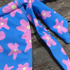 Traje de baño bikini con estampado floral y parte superior de tubo con agujeros y lazo en contraste 