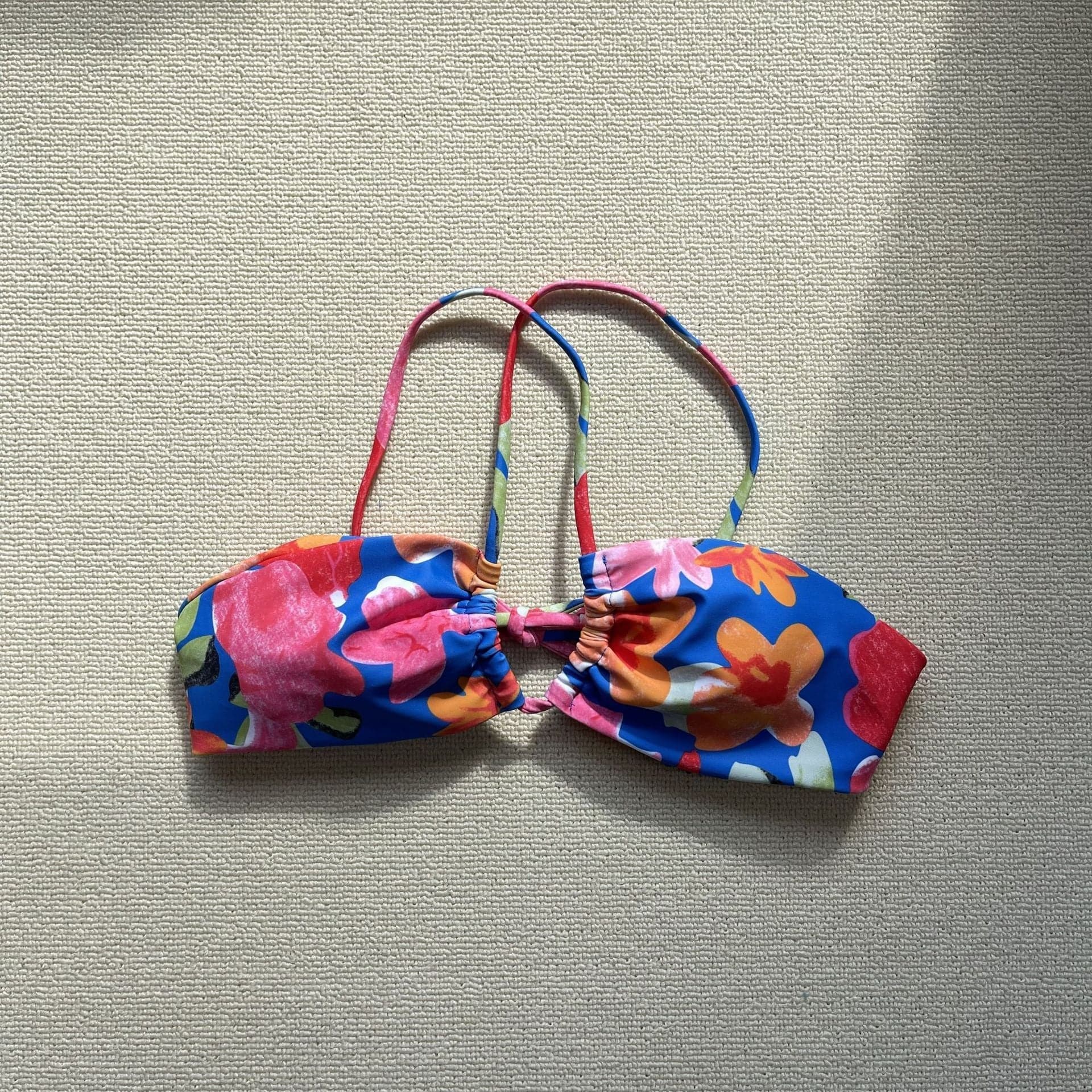 Rückenfreier Bikini mit Blumenmuster und Kontrast-Kreuzrücken